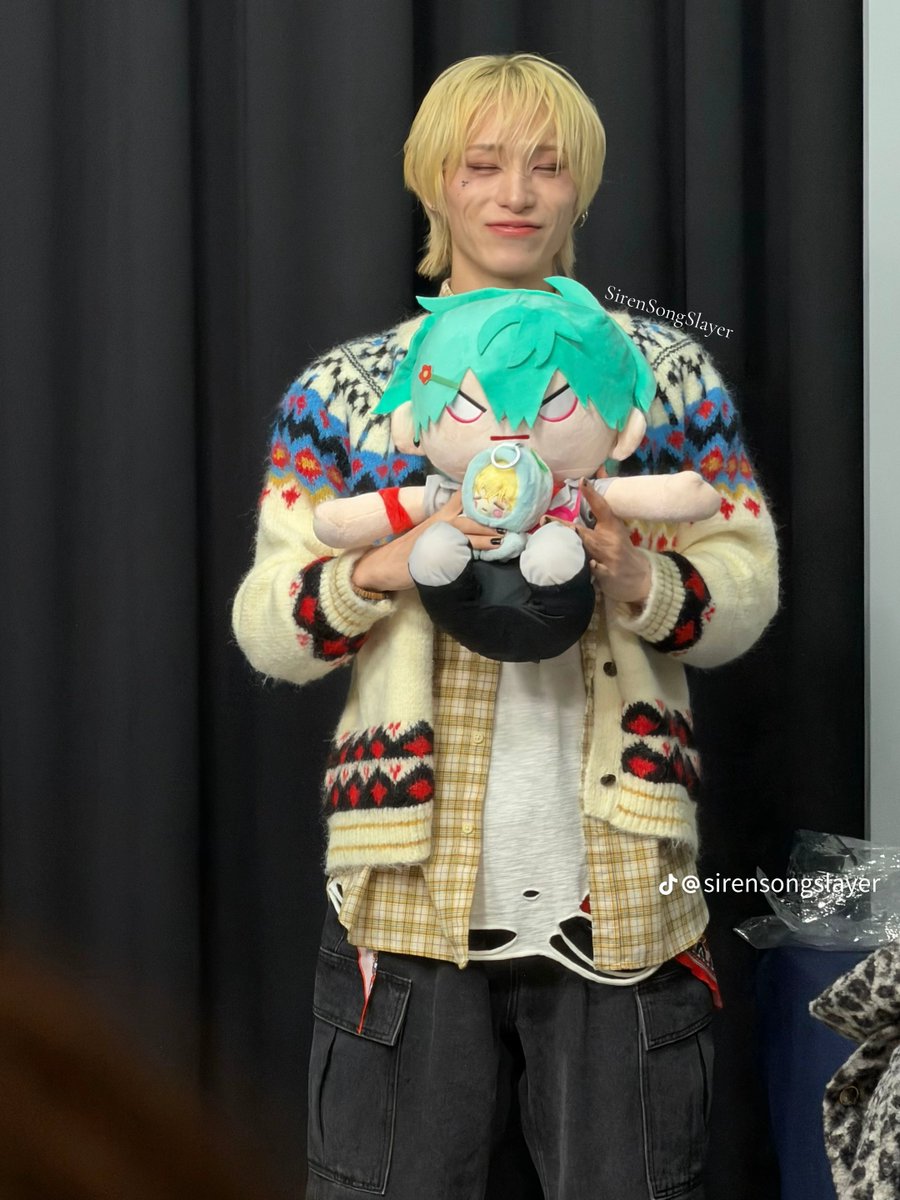 lilsoftienana's tweet photo. XLOV x ALIEN STAGE REAL !!!! (via @/sirensongslayer on tiktok) https://t.co/etAV75FXSn