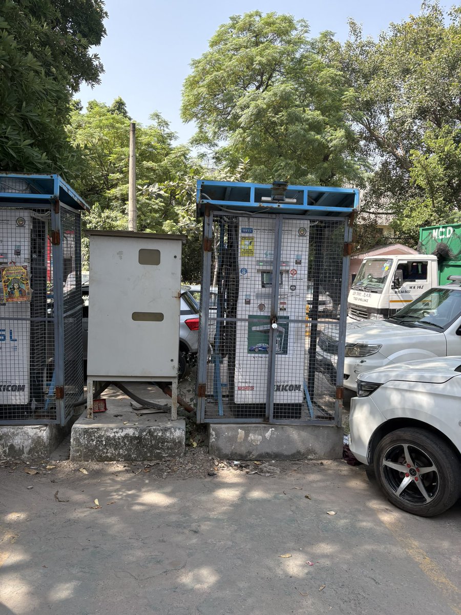 kushanmitra's tweet photo. Charger. Meharchand Market. https://t.co/IQw4hGDD9M
