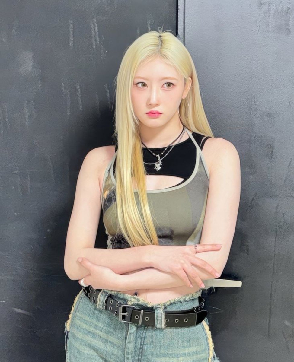dainify's tweet photo. problematic                                    unproblematic 
ugly fat                                               pretty
can't sing                                          all rounder https://t.co/UuJKWrzynG