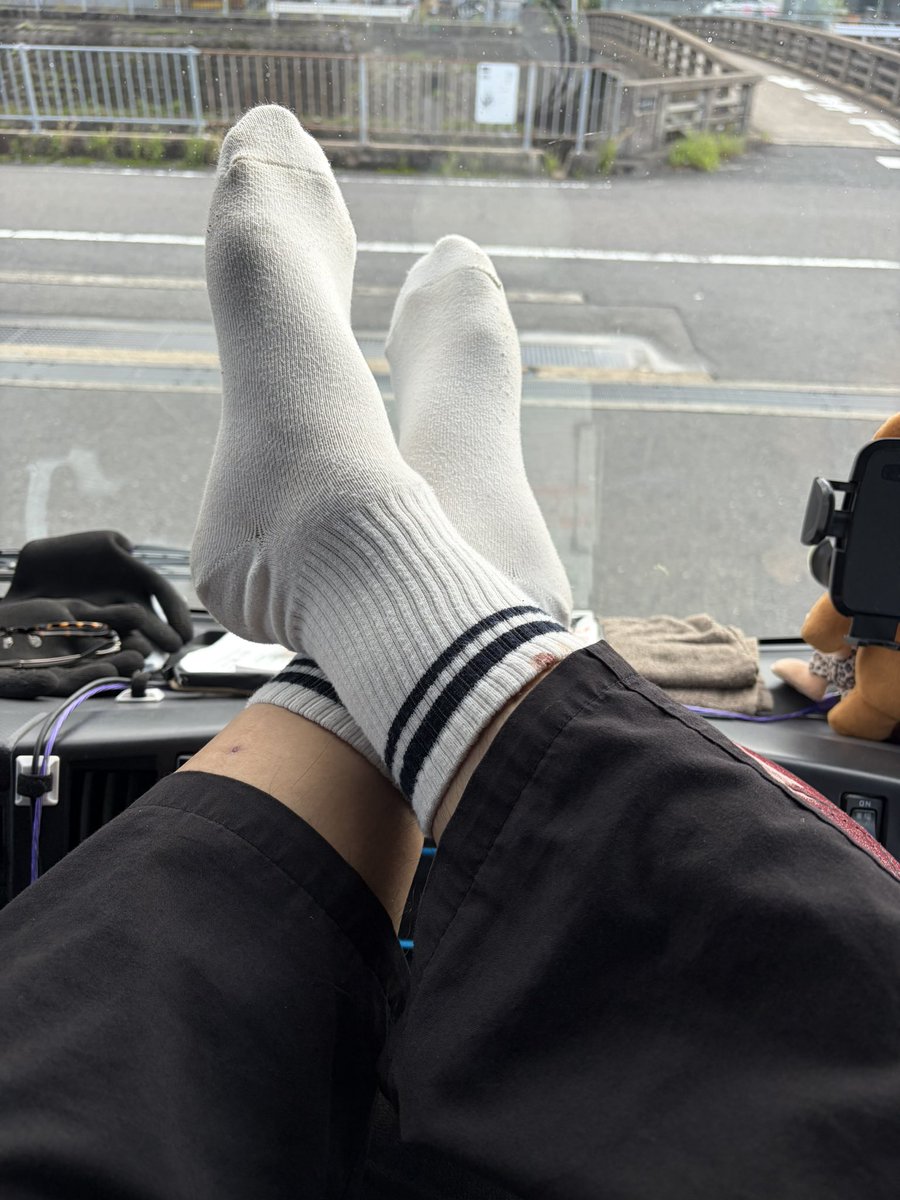 Aahi_Suki's tweet photo. なぜ白はずの靴下がこない薄汚れたのか？
そんなに俺の足は汚いのか🦶🏻😫
#ゲイ　#靴下　#汚い　#黒ずみ https://t.co/6yt9eoxb3e