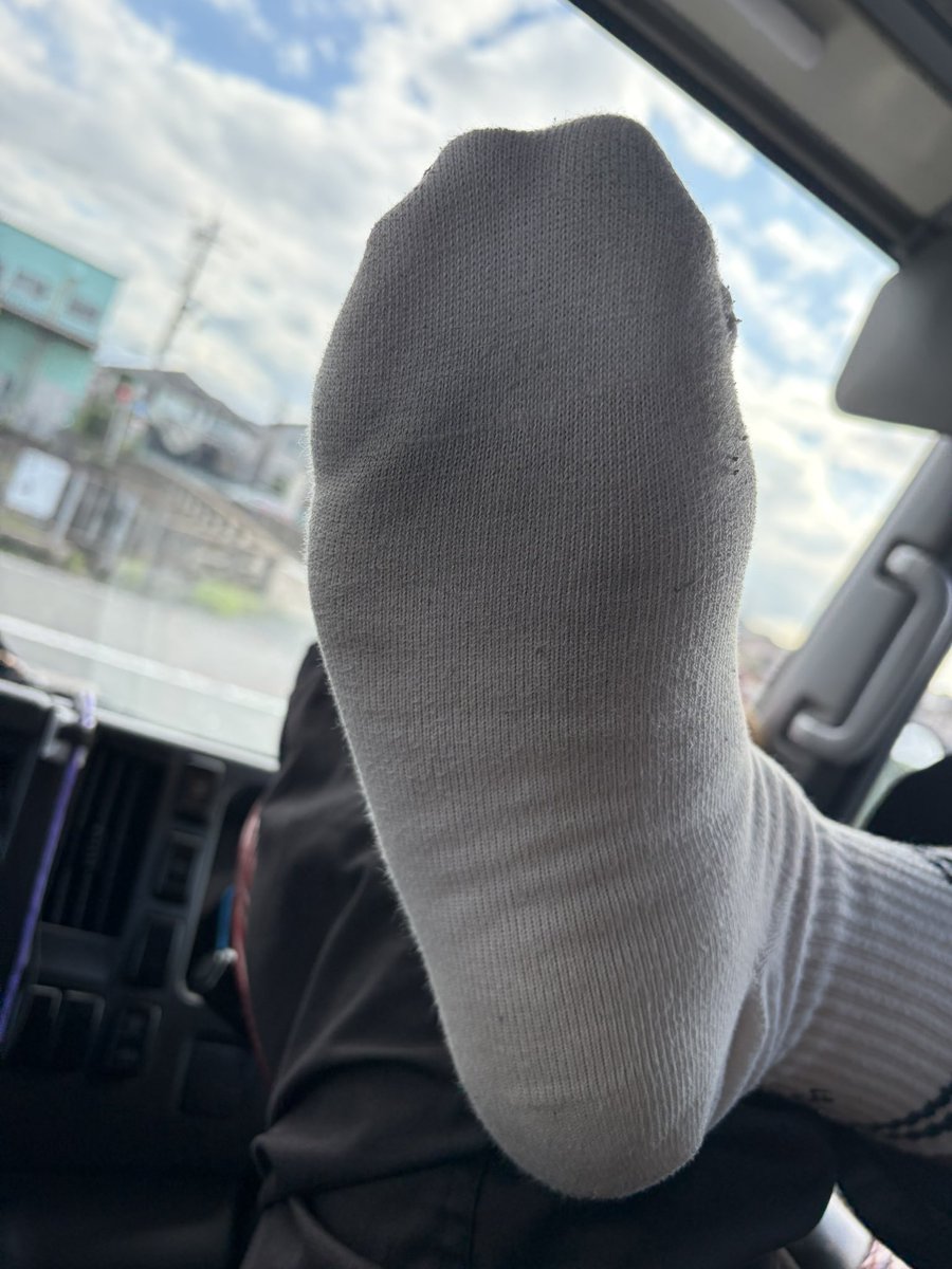 Aahi_Suki's tweet photo. なぜ白はずの靴下がこない薄汚れたのか？
そんなに俺の足は汚いのか🦶🏻😫
#ゲイ　#靴下　#汚い　#黒ずみ https://t.co/6yt9eoxb3e