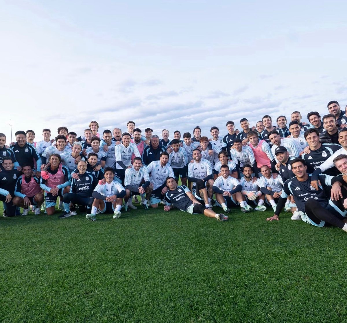 TouchlineX's tweet photo. 🚨 𝗡𝗘𝗪: Lionel Messi has finished his final training session with Argentina.

He will never be seen on the training pitch for Argentina again after today.

And so the entire staff and squad was on the pitch to take a last picture with him there. 🇦🇷🩵 https://t.co/HzKuuMUGqB