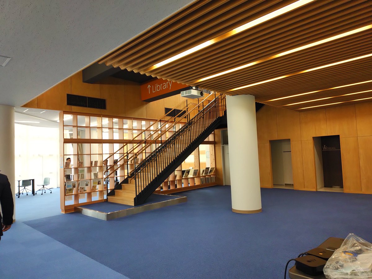 Tosihikouchida's tweet photo. 昨日は中学校統合に係る特別委員会で、岐阜県恵那南中学校へ視察研修に行って来ました。京南地区５校を１校に統合しました。子どもたちの教育環境の充実を第一とし苦渋の選択の中、本年開校した中学校は校舎も改修増築により素晴らしく、支援学級の設置やICT機器の充実、クラス替え等参考になりました https://t.co/xgJbHUfRjJ