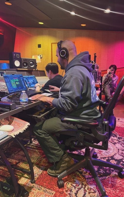 softenupmychi's tweet photo. mama who that behind you 👀👀 https://t.co/3VUUFTwRt3