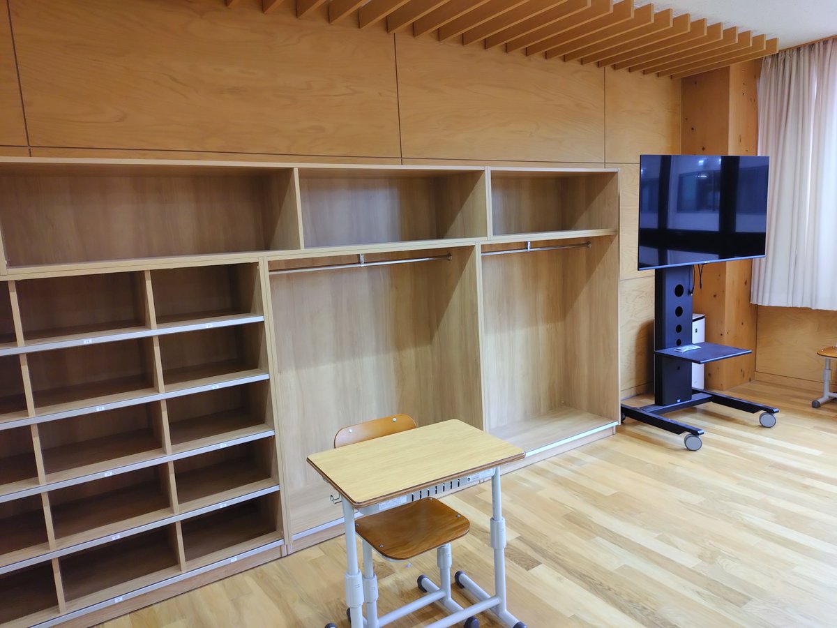 Tosihikouchida's tweet photo. 昨日は中学校統合に係る特別委員会で、岐阜県恵那南中学校へ視察研修に行って来ました。京南地区５校を１校に統合しました。子どもたちの教育環境の充実を第一とし苦渋の選択の中、本年開校した中学校は校舎も改修増築により素晴らしく、支援学級の設置やICT機器の充実、クラス替え等参考になりました https://t.co/xgJbHUfRjJ