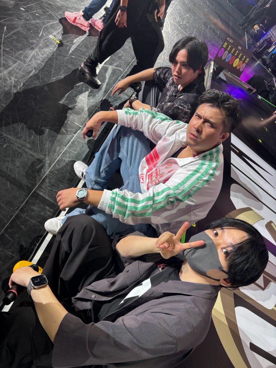 takayakuroda's tweet photo. #ヒプマイ12th Live
リハーサル風景

可愛い息子たちと🩵❤️💛
孤独な私😎 https://t.co/vdg5v19YDa