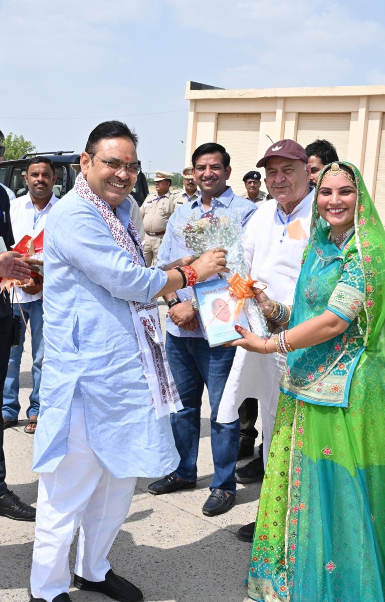 DrRumaDevi's tweet photo. माननीय मुख्यमंत्री भजनलाल जी शर्मा को बाङमेर आगमन पर उत्तरलाई एयरपोर्ट पर स्वागत में #सिद्धयोग की अनमोल पुस्तक भेंट 💐
#sidhdgayoga #avsk #jodhpur @BhajanlalBjp #rajasthan https://t.co/Y15UgA3DeC