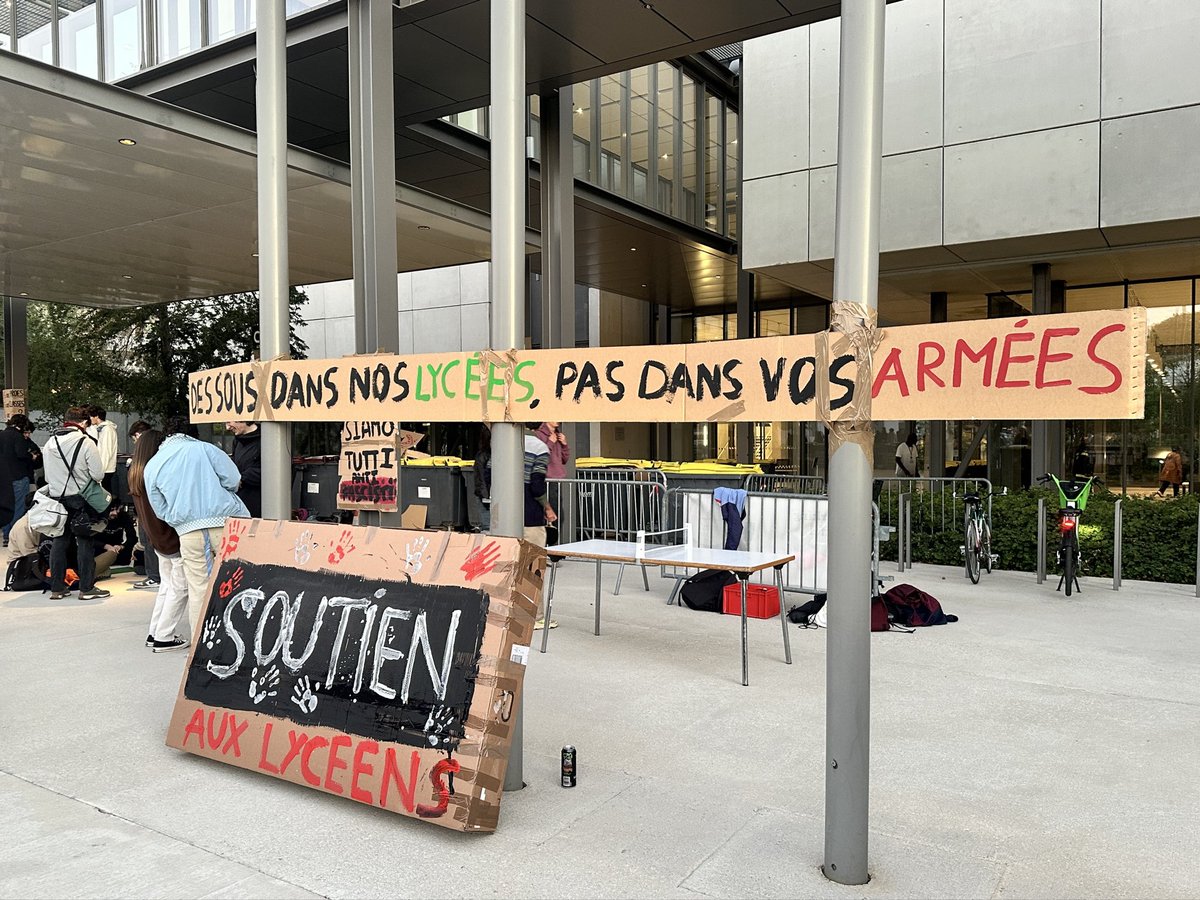 sansfoililoi's tweet photo. L’ENS Paris-Saclay bloquée en soutien aux lycéens ✊ https://t.co/0wz7bxgPfv