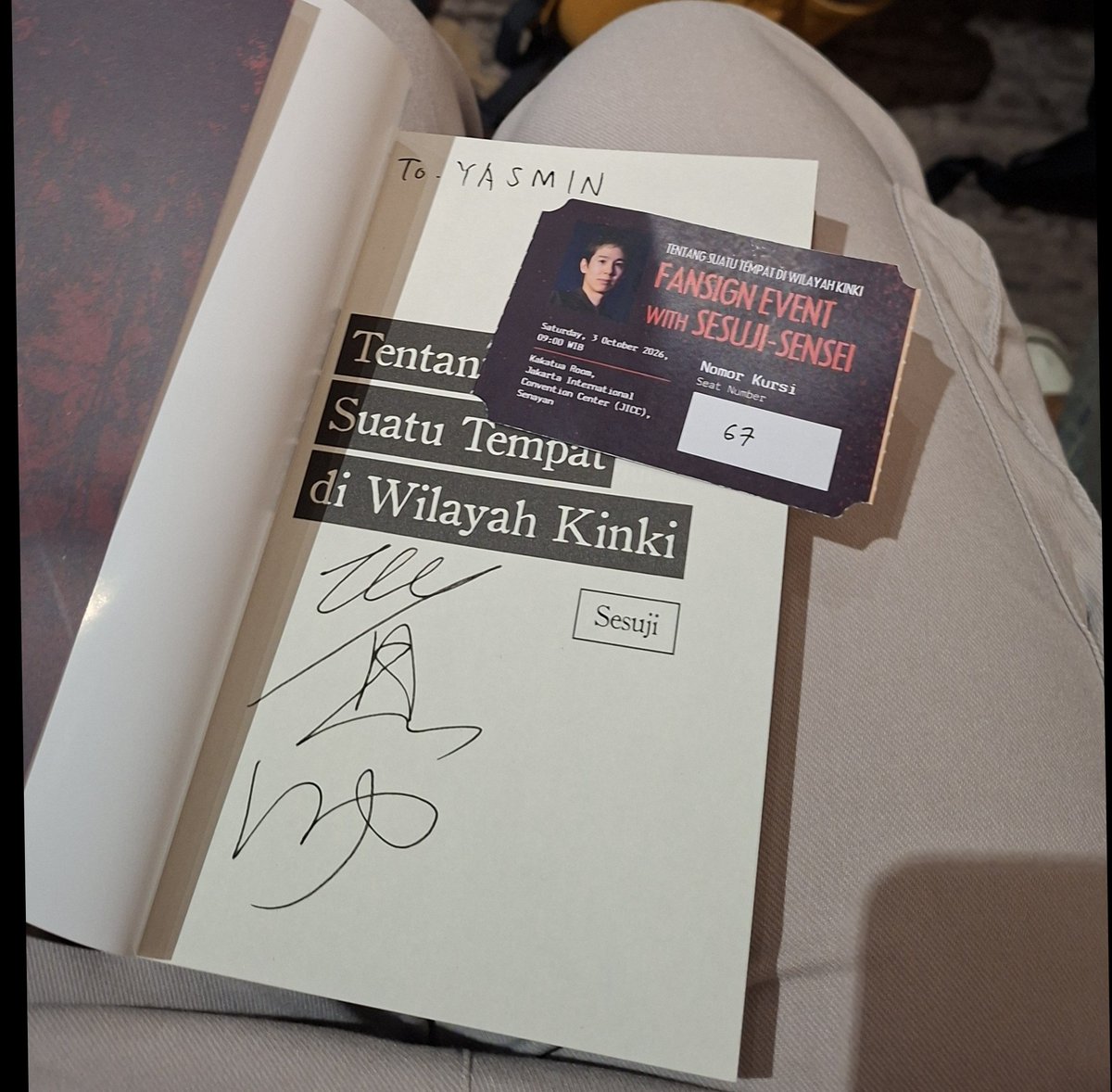 miminmembaca's tweet photo. The fansign experience is meh, but the author is super nice https://t.co/4i5LRoAyYB