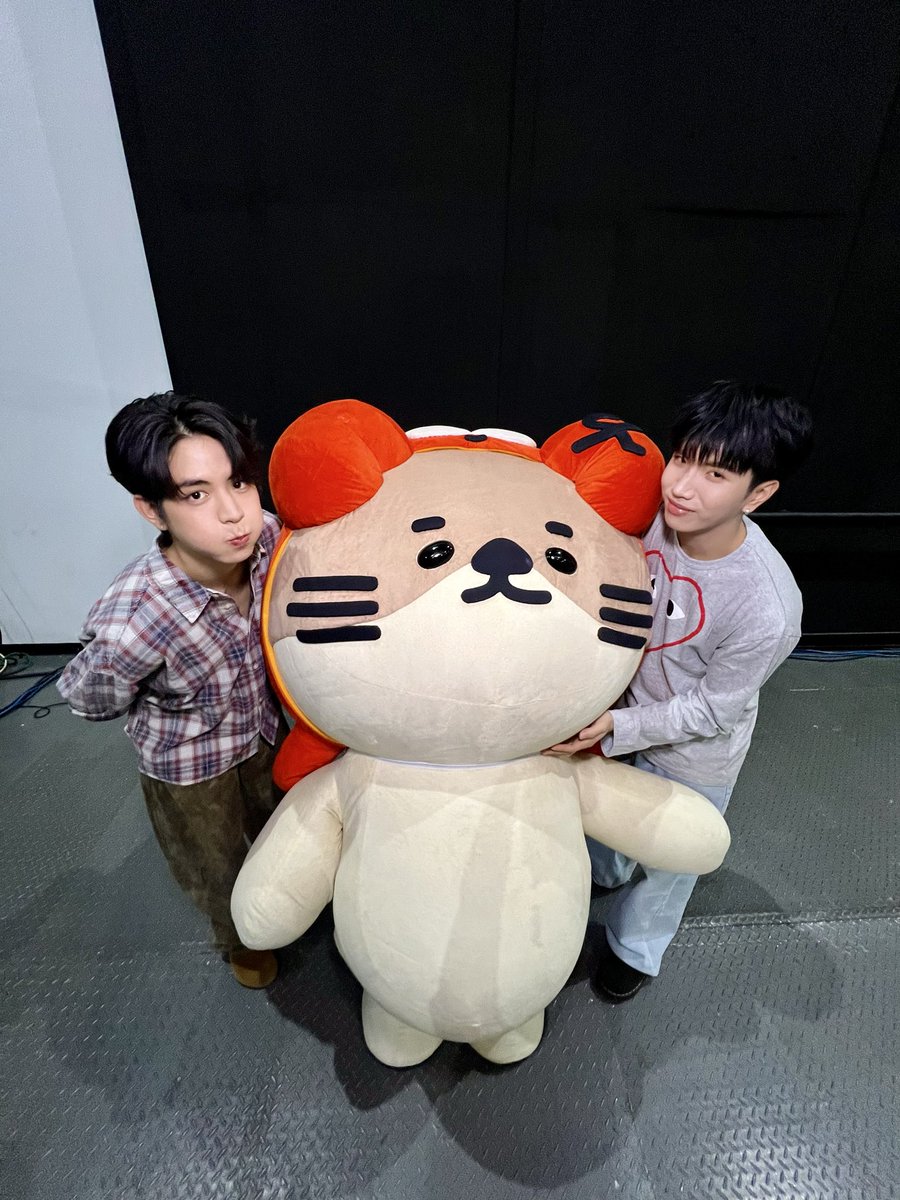 Weirdo101Series's tweet photo. รายงานสดจาก Union Mall คับปม พร้อม Live แล้วคับบบบ ส่งเสียงกรี้ดดังๆ เลยน้าา 🫶🏻✨

#GMMTVFANIVAL2026HappyFamily 
#WEIRDO101SeriesLive https://t.co/ikxzIDSICY