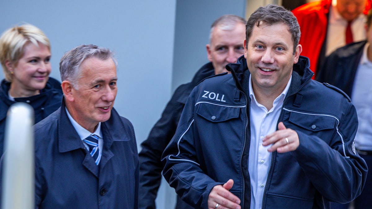 welt's tweet photo. Regierung plant 1000 Beamtenstellen wegen zwei neuer Steuern – Steuerzahlerbund empört https://t.co/QreQYFO22c https://t.co/gPs3ABt6Cq
