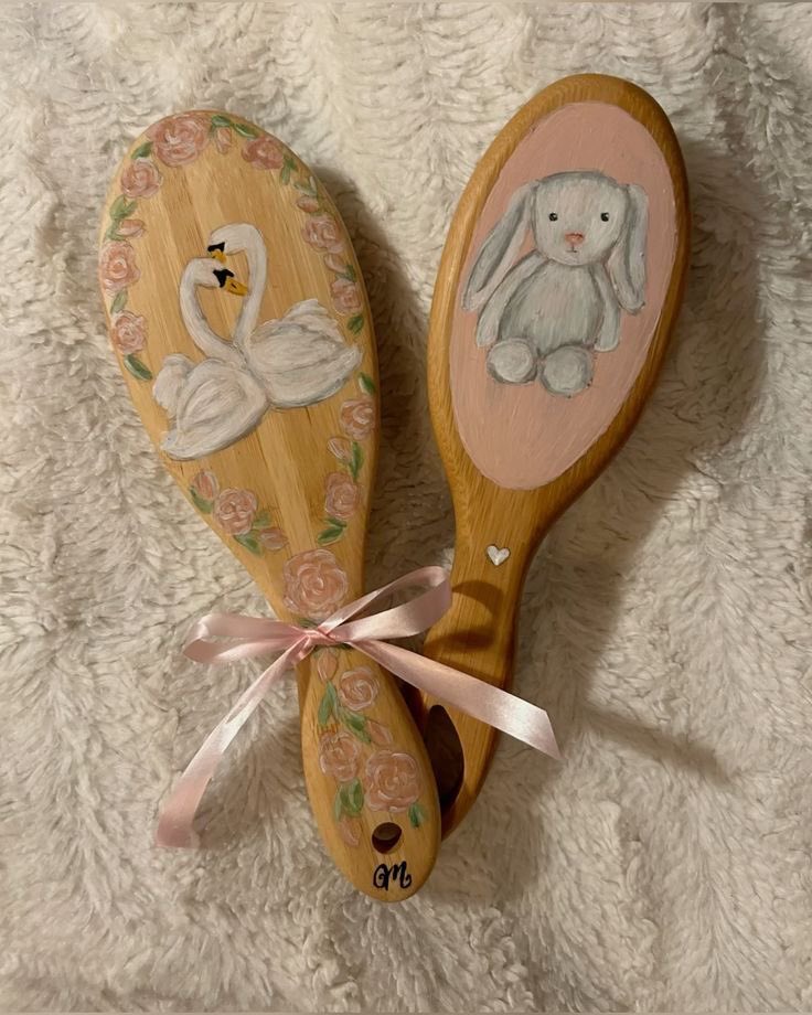 insperarise's tweet photo. painted hair brushes 🎀 https://t.co/xJsM08zX7P