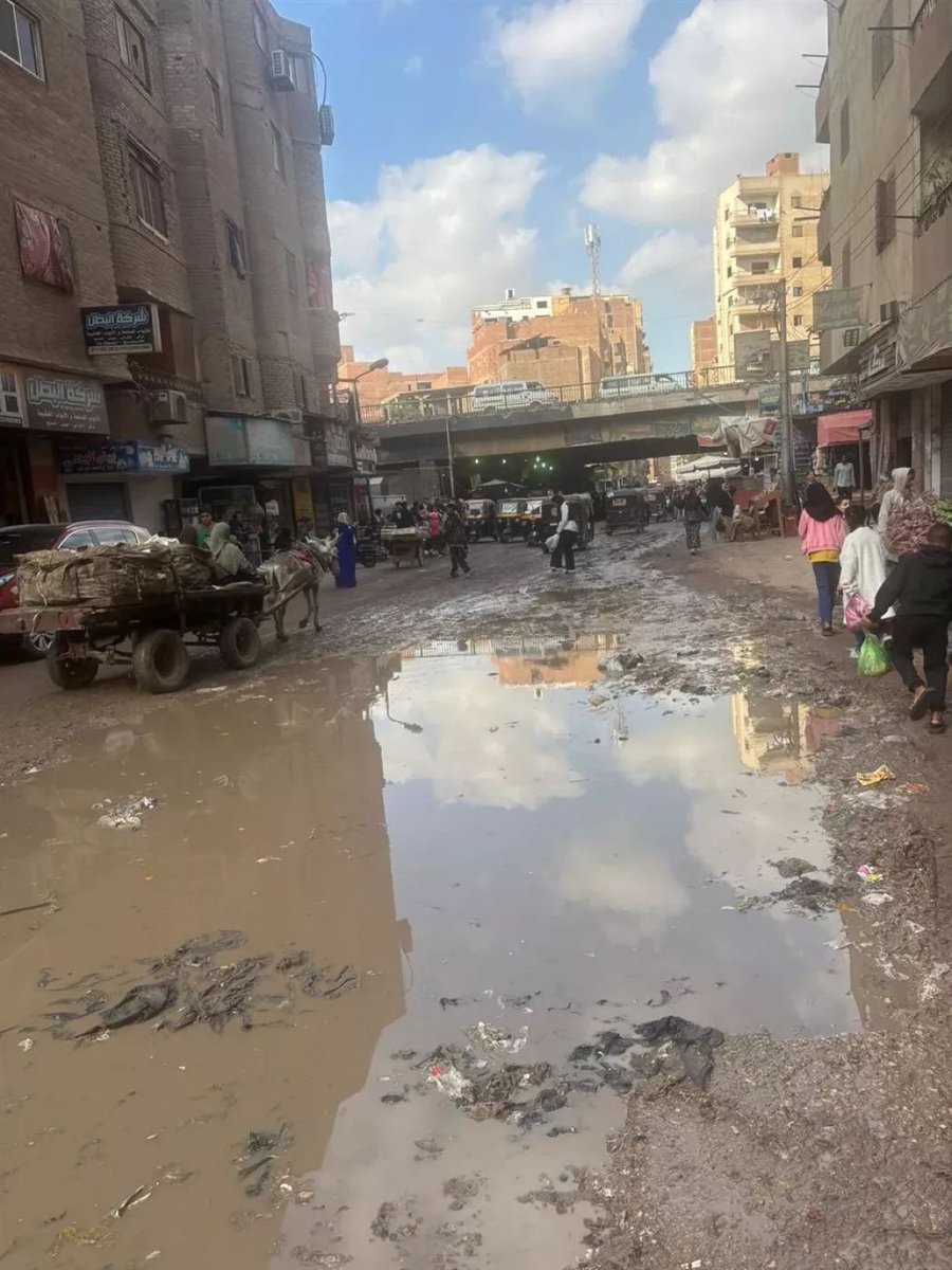 ahamdyos's tweet photo. حزنت على الناس اللي عايشة في الشارع... 
وحزنت لما قيل لي إن الشارع اسمه الشهيد أحمد حمدي. 
واللي يوجع اكثر  إن ناس كتير عايشة في الشارع ده لو الوطن ناداها بكرة… هتكون مستعدة تضحي هي كمان.
(الشارع بفيصل) https://t.co/F3fprVjdt9