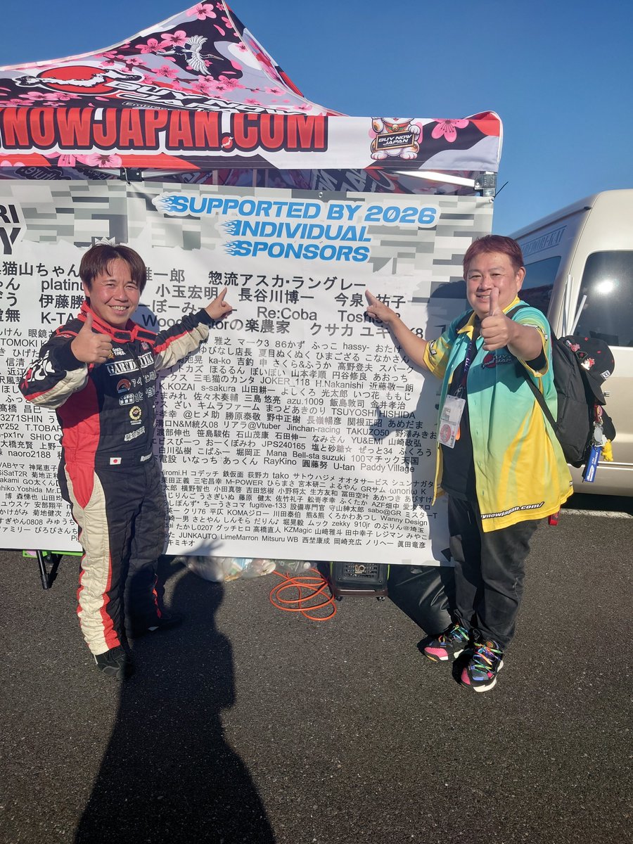 sonyspecaya's tweet photo. 岡山国際サーキットでやっとガレドリさんと横断幕で記念撮影出来たのが凄く嬉しかったです

追走時は少し行き過ぎてしまったベスト１６の戦いにはビックリしましたよ

でもガレドリさんに怪我が無くて良かったです
ジュニアさんの車を外で写真撮れたのは凄く嬉しかったです

持って来てくれたガレドリさん達ありがとうございます