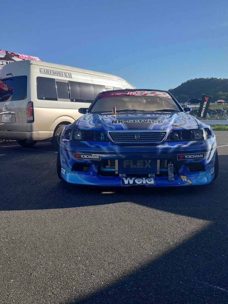 sonyspecaya's tweet photo. 岡山国際サーキットでやっとガレドリさんと横断幕で記念撮影出来たのが凄く嬉しかったです

追走時は少し行き過ぎてしまったベスト１６の戦いにはビックリしましたよ

でもガレドリさんに怪我が無くて良かったです
ジュニアさんの車を外で写真撮れたのは凄く嬉しかったです

持って来てくれたガレドリさん達ありがとうございます