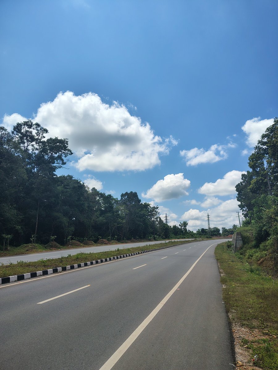 s76362154's tweet photo. Blue sky https://t.co/dM8pH6cBTI