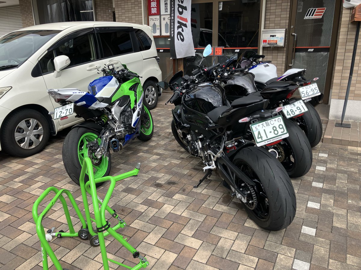 ARR_FUKUI's tweet photo. 途中、睡魔と戦いながらも、無事到着！
とりあえず、フロントフォークは底付きしてるのを、前回油面を上げて対策してみたが、まだダダダダッてなるので、少しだけレートを上げてみた。
かたくする方向なので、今よりフロント上がり傾向になり、曲がらんかもしれないが切れ込みは無くなる予定😌 https://t.co/AwnYTy4MOo