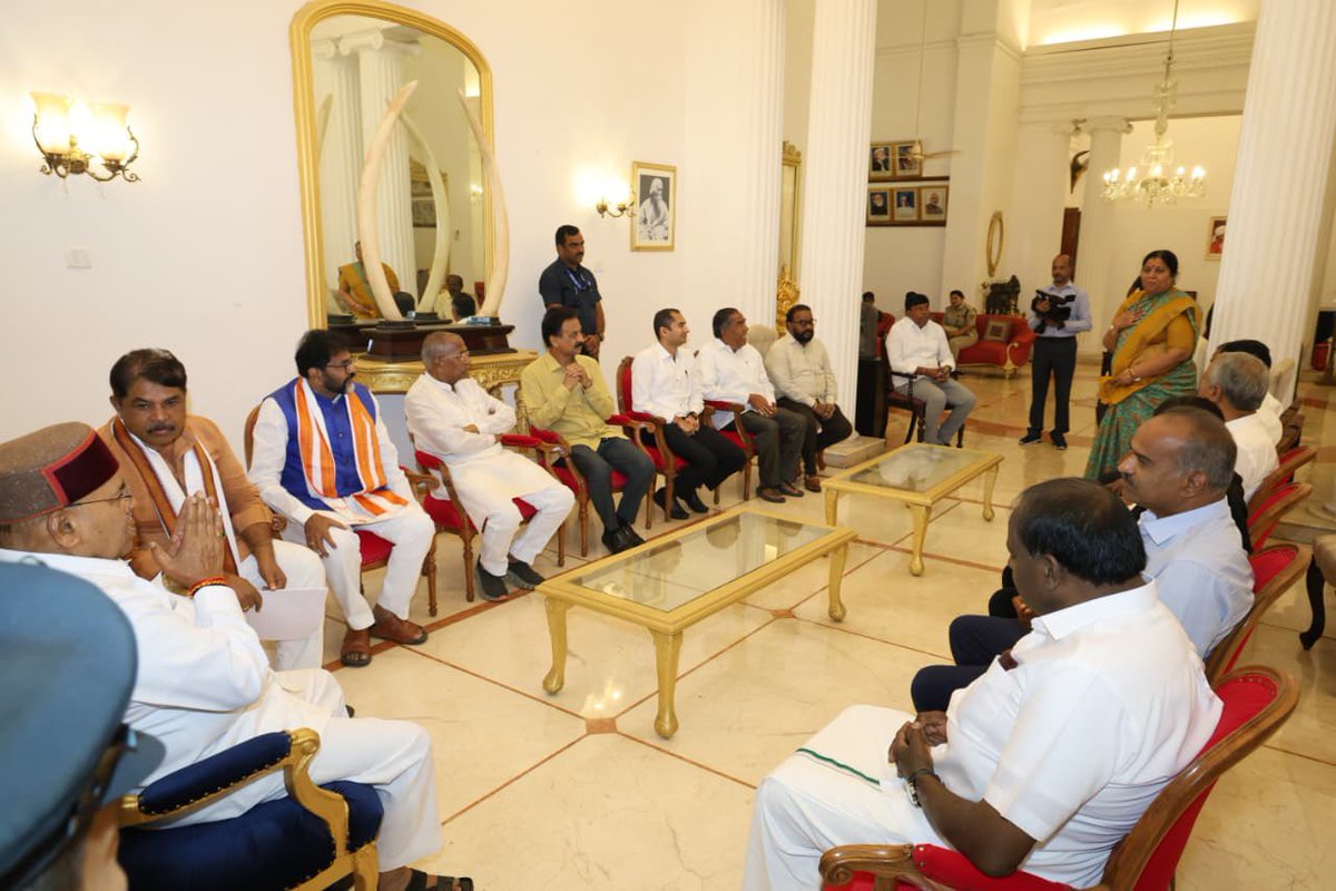MALimbavali's tweet photo. ಇಂದು ಬೆಂಗಳೂರಿನ ರಾಜಭವನದಲ್ಲಿ ಮತದಾರರ ಪಟ್ಟಿ ಪರಿಷ್ಕರಣೆ ಕುರಿತಂತೆ ಬಿಜೆಪಿ ಹಾಗೂ ಜೆಡಿಎಸ್ ವತಿಯಿಂದ ಘನತೆವೆತ್ತ ರಾಜ್ಯಪಾಲರಾದ ಶ್ರೀ ಥಾವರ್ ಚಂದ್ ಗೆಹ್ಲೊಟ್ ಅವರನ್ನು ಭೇಟಿಯಾಗಿ ಚರ್ಚಿಸಲಾಯಿತು.

SIR - ಮತದಾರ ಪಟ್ಟಿ  ವಿಶೇಷ ತೀವ್ರ ಪರಿಷ್ಕರಣೆ ಪ್ರಕ್ರಿಯೆ ಈಗಾಗಲೇ ದೇಶಾದ್ಯಂತ ನಡೆಯುತ್ತಿದ್ದು, ಅಕ್ರಮ ಹಾಗೂ ನಕಲಿ ಮತದಾರರ ಹೆಸರನ್ನು https://t.co/ckjVEZWgw2