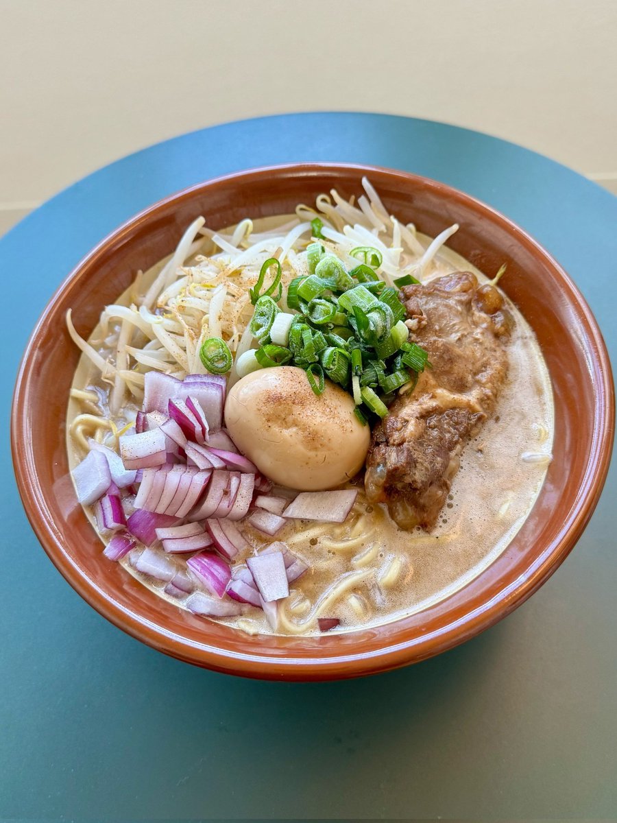 j_gundan's tweet photo. 10/8(木)～14(水)引き取り可能な方対象

【持ち帰りの胡麻豚骨ラーメン】を販売します

麺250g、冷凍スープ、レッドオニオン、味玉、トロ肉2本　1000円
(モヤシ、キャベツは用意して下さい)

11:30~16:30
18:00~23:00
引き取り日、だいたいの時間、個数をDMにてお願いします https://t.co/kxhhbtptKe