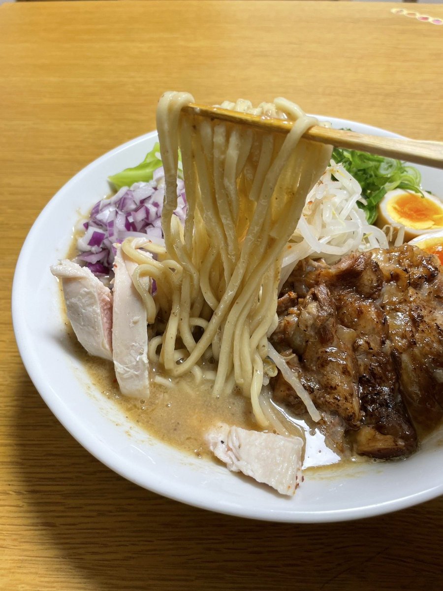 j_gundan's tweet photo. 10/8(木)～14(水)引き取り可能な方対象

【持ち帰りの胡麻豚骨ラーメン】を販売します

麺250g、冷凍スープ、レッドオニオン、味玉、トロ肉2本　1000円
(モヤシ、キャベツは用意して下さい)

11:30~16:30
18:00~23:00
引き取り日、だいたいの時間、個数をDMにてお願いします https://t.co/kxhhbtptKe