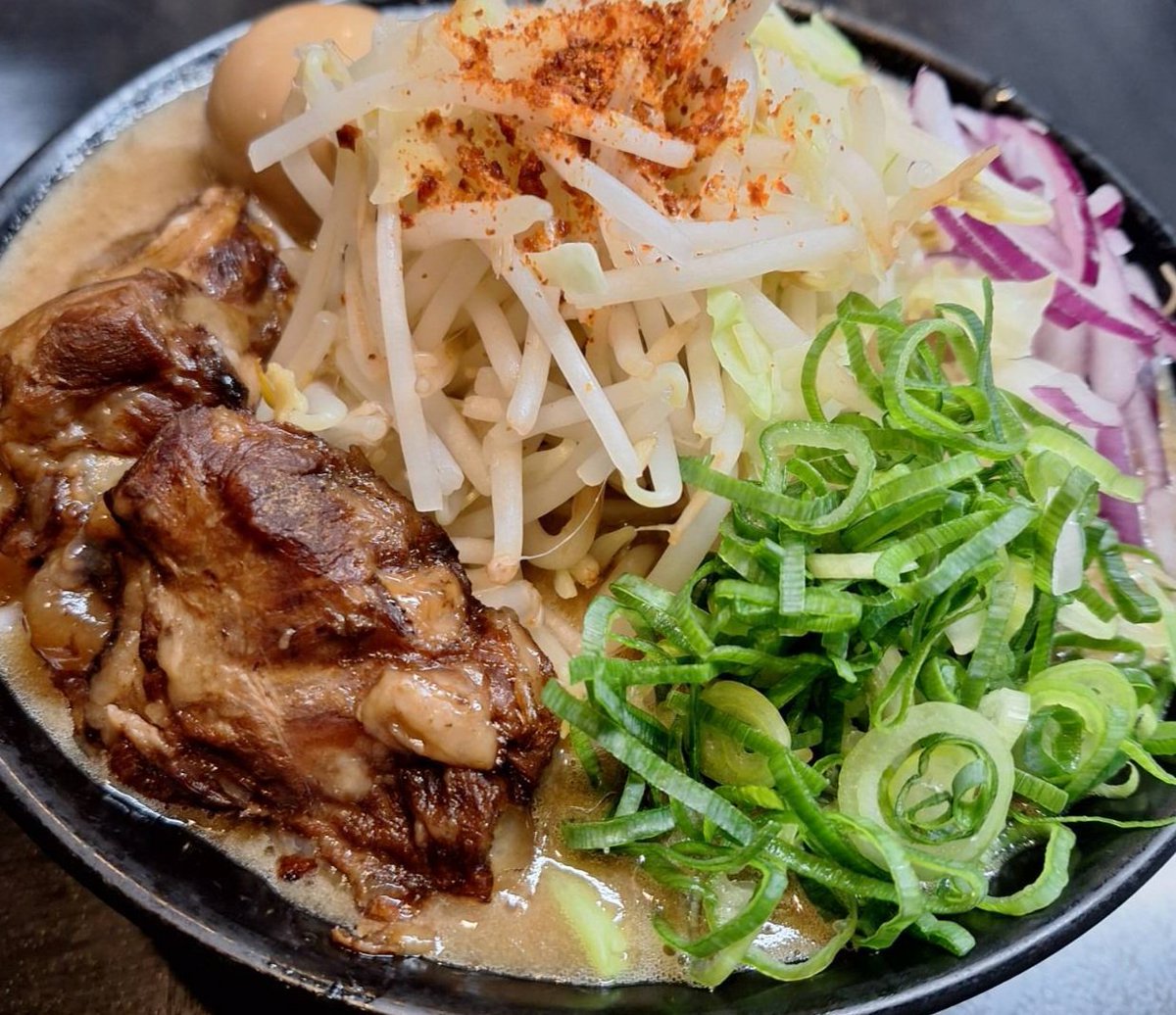 j_gundan's tweet photo. 10/8(木)～14(水)引き取り可能な方対象

【持ち帰りの胡麻豚骨ラーメン】を販売します

麺250g、冷凍スープ、レッドオニオン、味玉、トロ肉2本　1000円
(モヤシ、キャベツは用意して下さい)

11:30~16:30
18:00~23:00
引き取り日、だいたいの時間、個数をDMにてお願いします https://t.co/kxhhbtptKe