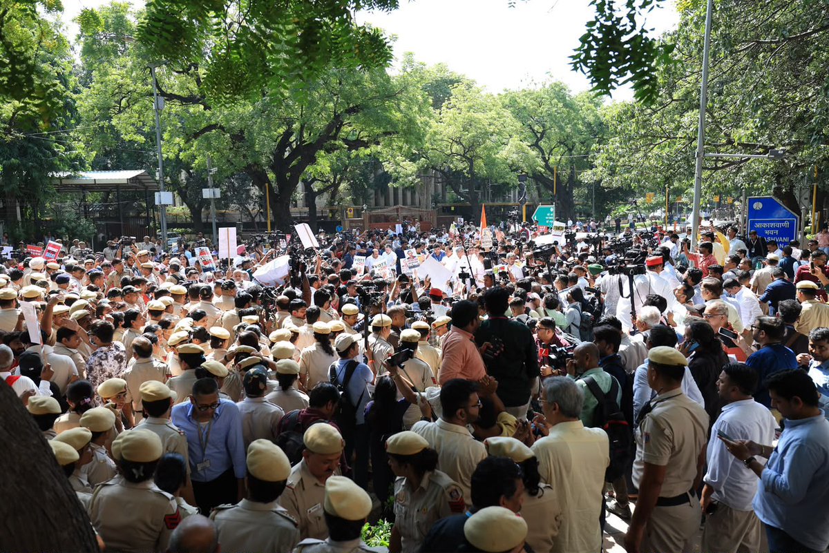 INCIndia's tweet photo. 𝑵𝒐 𝒗𝒐𝒕𝒆 𝒄𝒂𝒏 𝒃𝒆 𝒔𝒕𝒐𝒍𝒆𝒏. 𝑵𝒐 𝒗𝒐𝒊𝒄𝒆 𝒄𝒂𝒏 𝒃𝒆 𝒔𝒊𝒍𝒆𝒏𝒄𝒆𝒅.✊

If the Modi govt thinks it can stop us, it is wrong. We will fight for every citizen's right to vote, and Gyanesh Kumar will have to resign.

📍 New Delhi https://t.co/iaog4CXxSg