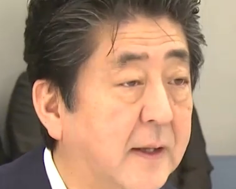 toubennbenn's tweet photo. 度々「宴会場」になる「公邸」

西日本豪雨の時、赤坂自民亭とはまた別の日（翌日！）に、
安倍さんは自身の自民党総裁選のために無派閥議員らを招いて公邸で宴会（酷い被害が発生しているその時に）。

翌日二日酔いの顔でやってきたのでした。 https://t.co/z7CLK0I2Rc