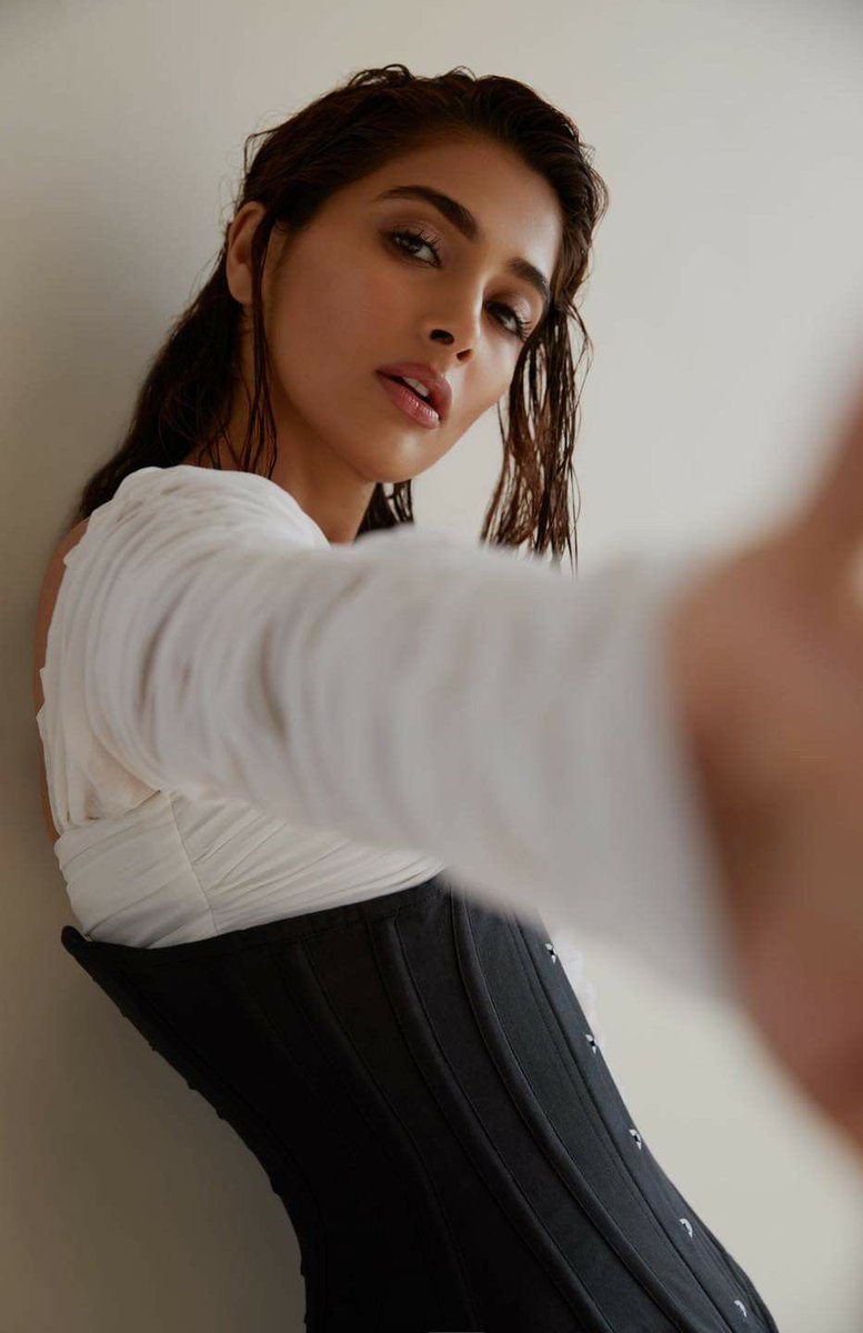 aishuuuh's tweet photo. Counting down to Pooja Hegde’s birthday — the sexiest Libra on the planet turns even hotter next Tuesday 🔥♎️❤️

#PoojaHegde https://t.co/cjBf92btB6