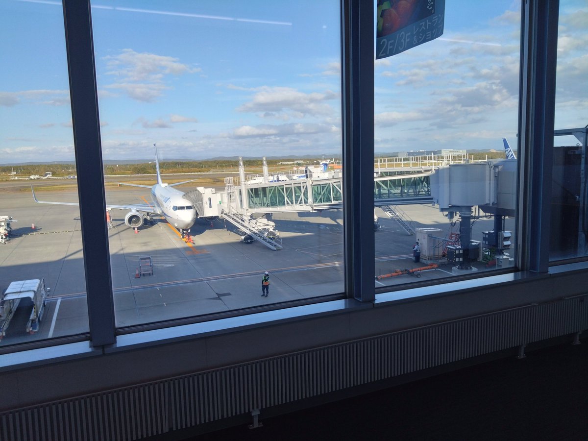 ChisaTarou3's tweet photo. 1630じゃなくて1600のフライトだった。あぶねえ

空飛ぶ黄金の鉄の塊（ブロント語）眺めて待機 https://t.co/HNWsbPUKjG