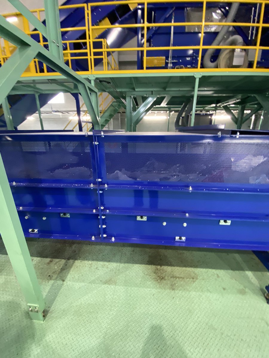 gala_welcome's tweet photo. プラスチックゴミの中間処理施設を先程見せていただきました。

朝早くから機械の点検やら始まるとのことで、大変なお仕事ですが、よくできたシステムと大型機械ですね！！
ゴミはどんどん運び込まれ、250キロほどの塊にされて行きます。
新しい工場というのもありますが建物内はとても綺麗でした。

お忙しい中、ありがとうございました。

#製品プラ回収始まりました
#練馬区