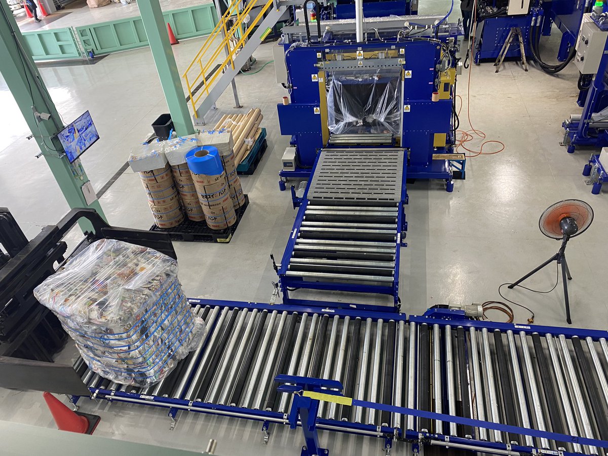 gala_welcome's tweet photo. プラスチックゴミの中間処理施設を先程見せていただきました。

朝早くから機械の点検やら始まるとのことで、大変なお仕事ですが、よくできたシステムと大型機械ですね！！
ゴミはどんどん運び込まれ、250キロほどの塊にされて行きます。
新しい工場というのもありますが建物内はとても綺麗でした。

お忙しい中、ありがとうございました。

#製品プラ回収始まりました
#練馬区