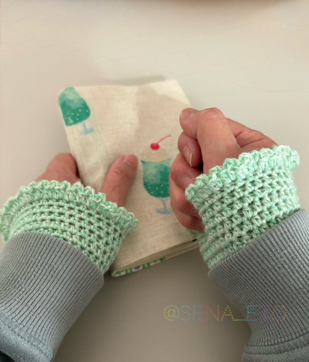 sena_eto201020's tweet photo. 付け袖‥というアイテムを編んでみました🧶
これは普段通りに近いくらい手が使えて、���たたかいんじゃないかな？
袖からピラ…っと出てるのがかわいいな💚
YouTubeを見て作らせていただきました
ありがとうございました✨ https://t.co/GKghgU8EDe