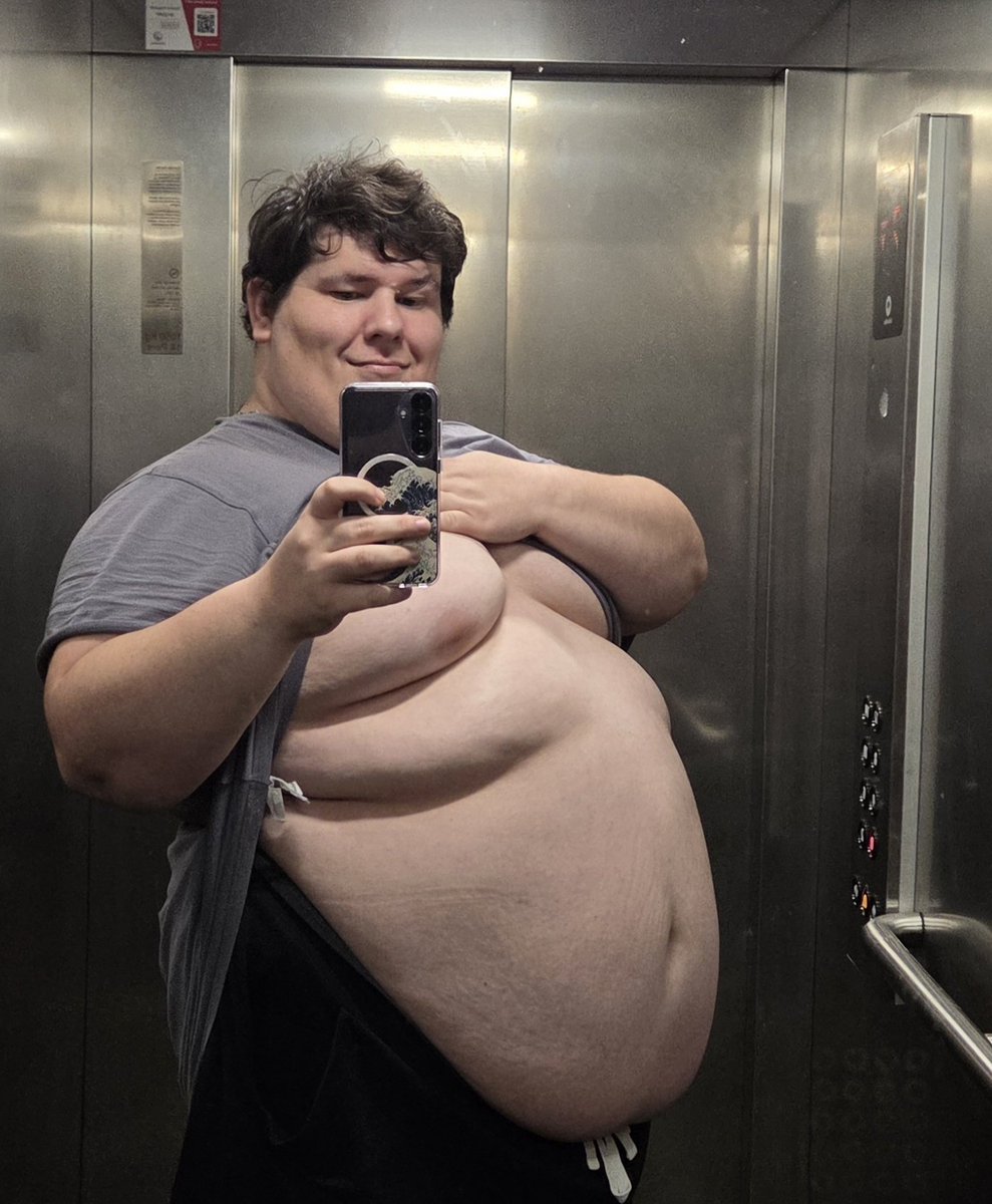 BigBelly21's tweet photo. Been to the buffet at lunch, then had a massive french tacos, and McDonald's desserts and ended with 2 big VHC boosts.

#grommr #biggercity #superchub #ssbhm #bhm #gainer #feeder #feedee #feederism #feedism #fatgainer #gayfat #chasable #feabie #bellyexpansion #fatbelly #bigbelly https://t.co/OhLaSl84Vl