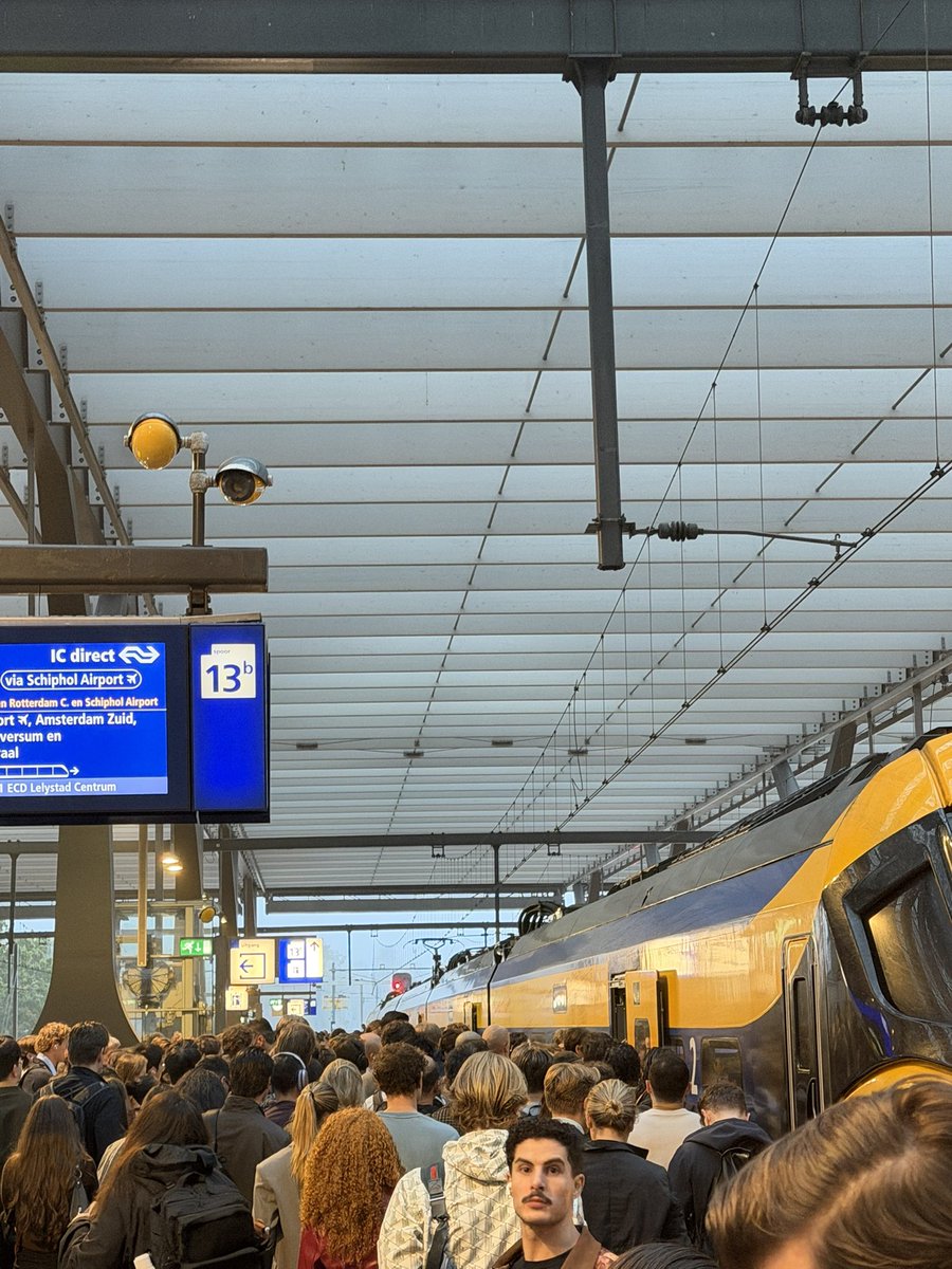 vagavaga91's tweet photo. NS CEO: ‘Reis eerder of later.’ Bro, I have a JOB.
#NS #NSNederland #RushHour #Spitsuur #DutchLife #Netherlands #Nederland https://t.co/Ow6Wki7WXP