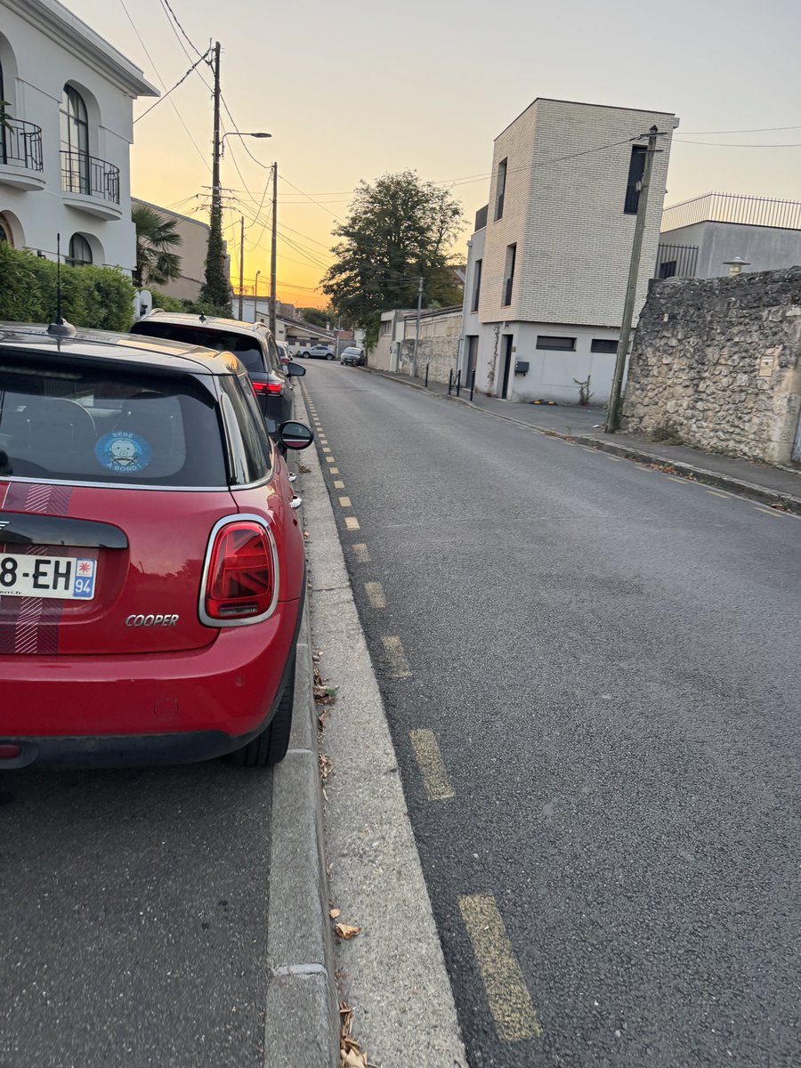 Creuselazur's tweet photo. Des bagnoles garées n’importe comment à côté d’une école? Normal on est @BxMetro chez le laxiste @T_Cazenave   @SO_Bordeaux @gcum_fr #Bordeaux #ManifestationsLycéennes https://t.co/NEqsvz74Bg
