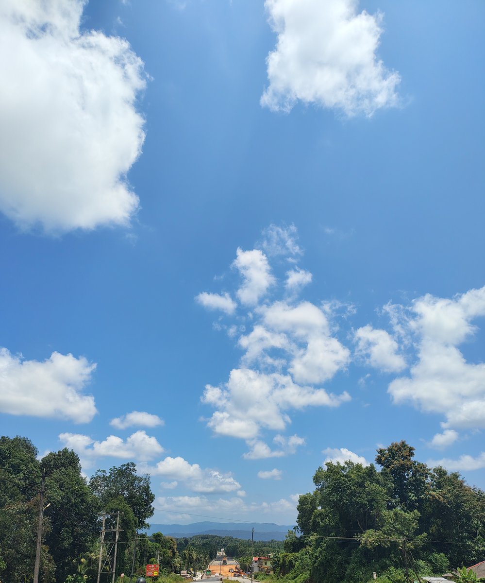 s76362154's tweet photo. Blue sky https://t.co/dM8pH6cBTI
