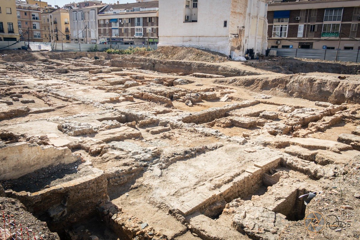 BarriosMalaga's tweet photo. Callejones del Perchel.
Asomaros a las vallas y podries ver vuestra historia.
Asomaros porque todo desaparecerá. https://t.co/AD3teDzBqk