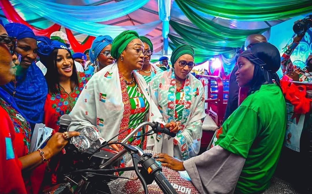 jarmari01's tweet photo. FIRST LADY JOINS APC WOMEN MOBILISATION AND EMPOWERMENT CAMPAIGN ROLL OUT IN ABUJA

First Lady of Nigeria, Senator Oluremi Tinubu, on Monday, October 5, 2026, joined APC leaders and stakeholders at the APC Women Stakeholders Mobilisation and Empowerment Campaign Roll Out held at the Bola Ahmed Tinubu International Conference Center, Abuja.

The event brought together women stakeholders, female aspirants and members of the 2027 APC Presidential Campaign Council Women Mobilisation Directorate.

The First Lady was joined by the Wife of the Vice President, Hajia Nana Shettima; Director-General of the APC Presidential Campaign Committee, Senator Abdulaziz Yari; Imo State Governor, Senator Hope Uzodimma; former APC National Chairman, Umar Abdullahi Ganduje; and other party leaders.

A key highlight was the empowerment of women beneficiaries with various support items to strengthen their livelihoods. Senator Oluremi Tinubu presented some of the items, including a motorbike to one of the beneficiaries.

She also held a closed-door meeting with female APC aspirants and other dignitaries on the sidelines of the event.

The programme forms part of efforts to mobilise women and strengthen their participation ahead of the 2027 general elections.

*#RenewedHope* *#PCCTeam2027*
#APCWomenStakeholderssummit
