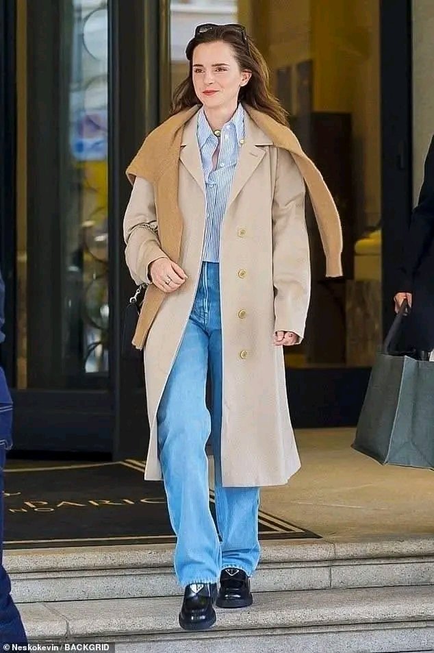 EmmaWatsonbooh's tweet photo. https://t.co/ox6vQc3dfh https://t.co/Lcyjv4va7W