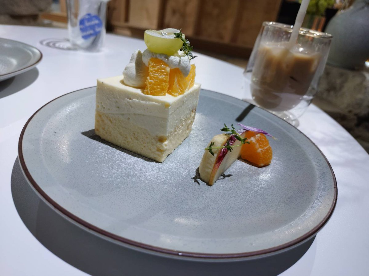 __Mi_haru05's tweet photo. ずっと行きたかったチーズケーキ屋さんにいけた！
バスクチーズとレモンのレアチーズの2層になってて、上に乗ってるオレンジとも相性抜群で他にも色んなの食べたくなった…

私のスマホは娘にアンパンマンを見せるために塞がってたから夫に撮影頼んだらどの角度やねん😂って画角の写真で泣ける https://t.co/euXkci4MUI