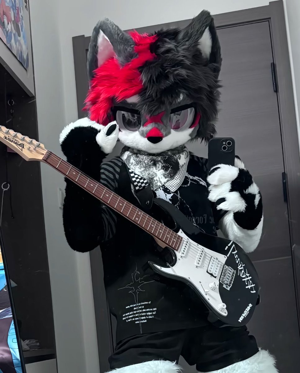 OpaopaoOo's tweet photo. 单主给的返图，超帅😋

Some awesome photos from my client! 🔥🐺
They look so cool in my fursuit! ✨

#Fursuit #FursuitMaker #FursuitCommission #Furry #FurryArt https://t.co/8BOSuCRKLo