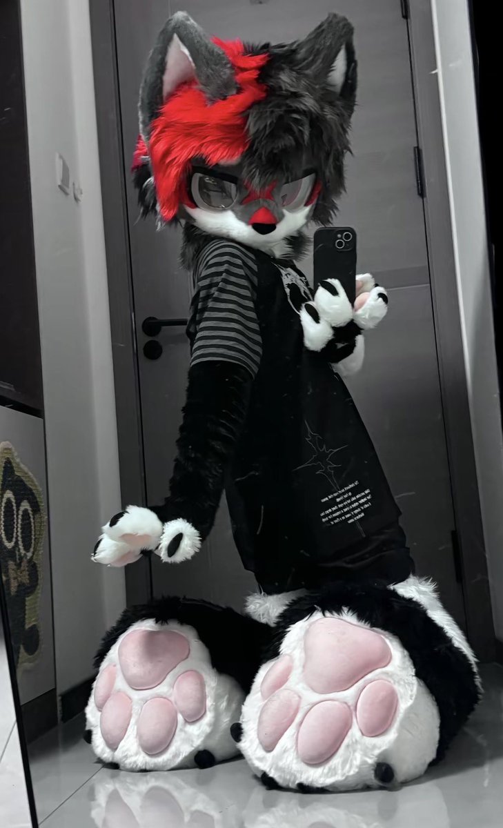 OpaopaoOo's tweet photo. 单主给的返图，超帅😋

Some awesome photos from my client! 🔥🐺
They look so cool in my fursuit! ✨

#Fursuit #FursuitMaker #FursuitCommission #Furry #FurryArt https://t.co/8BOSuCRKLo