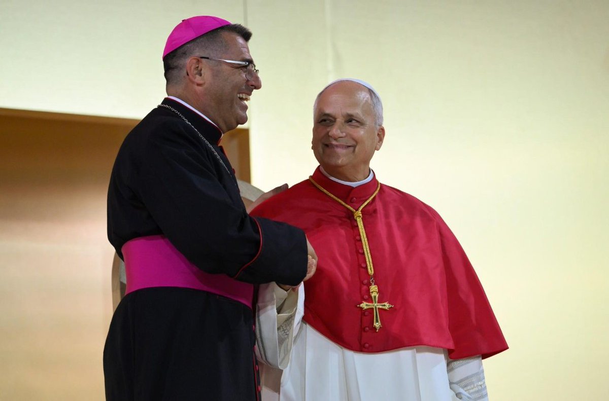 VaticanNewsPL's tweet photo. „Prowadzenie dialogu nie sprawia, że tracimy własną tożsamość, lecz zachęca nas do jej pogłębienia” – wskazuje bp Guillet z Saint-Denis. Po międzyreligijnym spotkaniu z udziałem Leona XIV w Metz, hierarcha wskazuje na konieczność rozwijania dialogu.

➡️https://t.co/tXBKx55lii https://t.co/gc3tG5ZLQT