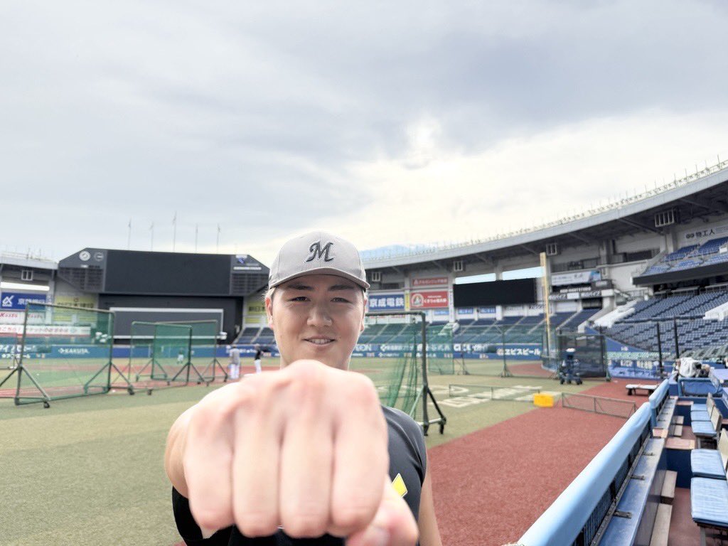 chibalotte_pr's tweet photo. ラストゲーム。
「自分らしい打撃をします！」と #山口航輝 選手。
#chibalotte #広報 https://t.co/Oge3dVpbmR