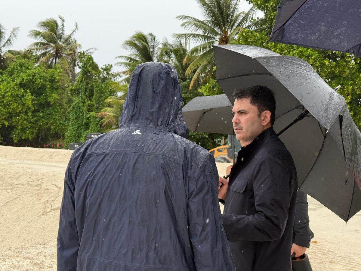 murat_kurum's tweet photo. Antalya’da ev sahipliğini yapacağımız #COP31 öncesinde iklim değişikliğini en derinden hisseden Pasifik’teki ada ülkelerinden Tuvalu’dayız. 

Sular altında kalma tehdidi yaşayan Tuvalu’da bilim insanlarını ve yerel halkı dinledik. 

Tuvalu’nun sesini Fiji’deki Pre-COP’a, oradan Antalya’ya taşıyacağız.

📍Pre-Cop Zirvesi