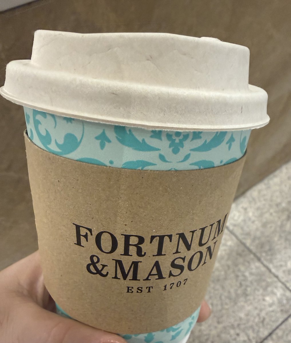 MhasKilledMe's tweet photo. 映画の前に、ミニシアターのすぐ近くにあるセイロンティーの専門店を楽しみにしていたのに！なんと！貸切😭

グランスタのFORTNUM &amp; MASONに寄ってブレックファストティー飲みながら帰る。 https://t.co/hhNo6jrDa3