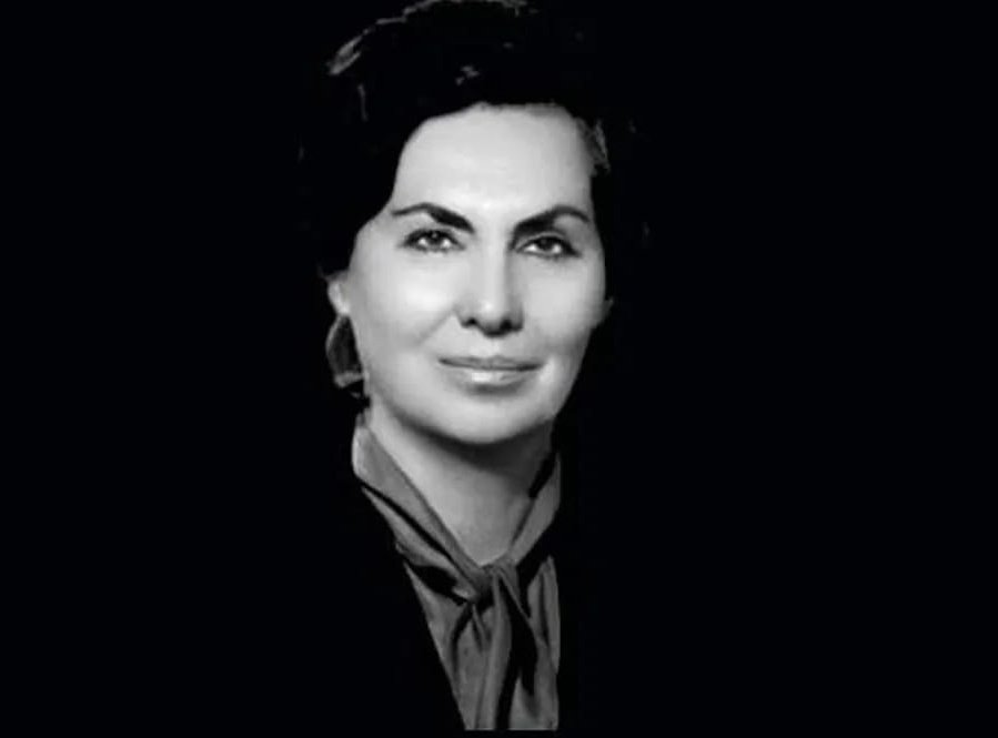 ali_necip_baksi's tweet photo. "Bir kadının en güzel örtüsü ahlak örtüsüdür." Bahriye Üçok söyledi.

Yirmi küsur yıl geçti, tüm memleket yaşayarak öğrendi! Öyle Taşkesenlioğlu gibi, Zengin, Sayan gibi başını örttün diye yetimin hakkı helal olmuyor! Dilinden Allah’ı düşürmeyip devletin makamlarını eşe dosta, akrabaya dağıtırsan bunun adı ahlak değildir. Türk milletinin malına el uzatıp sonra kürsüye çıkıp din, iman, aile nutku atamazsın! Çocuk istismarının üstünü örtenlere susup millete ahlak dersi hiç veremezsin! 

Ahlak, yetimin hakkına el uzatmamaktır, devlet malını babanın malı sanmamaktır, liyakati akrabaya kurban etmemektir, güç elindeyken namuslu kalabilmektir! Yani ahlak bir bez ya da kumaşta değildir!

"Bugün köylerde ufak tefek okul yapmak, şehirlerde büyük cami yapmaktan daha hayırlıdır." demişti Üçok. İşte kavga tam da budur.

Gösteriş mi, Cumhuriyet mi?
Cehalet mi, okul mu?
Din ticareti mi, ahlak mı?

Sizi katleden karanlığa inat Cumhuriyet yaşayacak Bahriye Hocam.
Saygıyla, rahmetle…