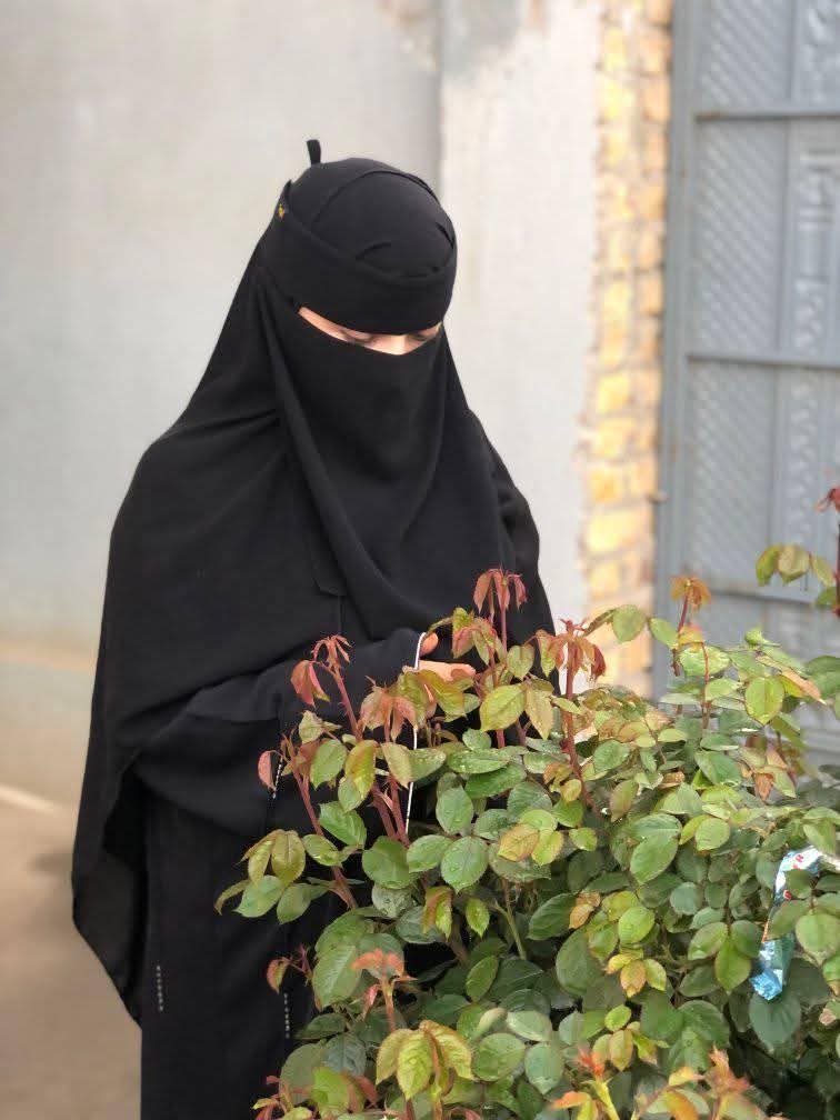 UllahOmeri's tweet photo. #حقایق 

"به خداوند قسم که زن به هر اندازه که زیبایی داشته باشد و حتی اگر از زیباترین انسان‌های زمین باشد
تا وقتی که اصل پوشیدگی و اخلاقِ شرم و حیا در او نباشد زیبایی‌اش هیچ ارزشی ندارد و اندام و ظاهرش در نزد عاقلان هیچ الفت و معنایی به زندگی نمی‌بخشد
زن یعنی عزت جامعه https://t.co/jWKkzuvLm2