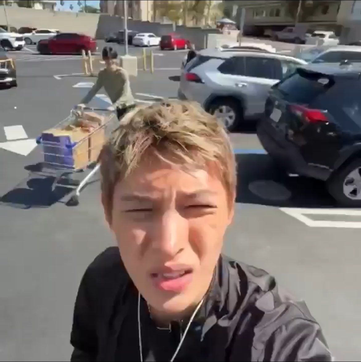zhaoyufinesheyt's tweet photo. Is the sun bothering you james? https://t.co/QsqYIVrbBD