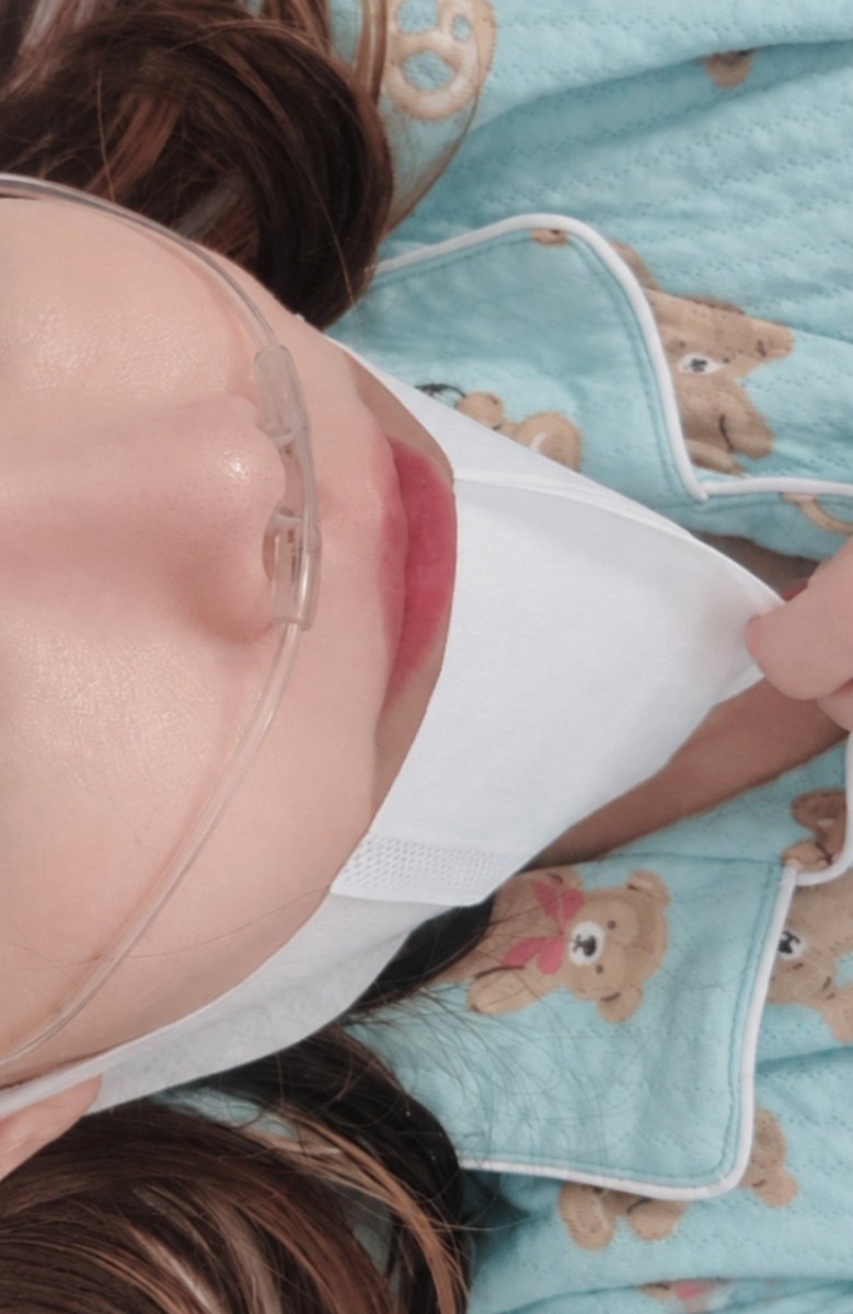 taiinshitai12's tweet photo. これは妹がお見舞いにかわいいうさぎの湯○んぽを、湯○んぽを、湯○んぽを（最悪）持ってきてくれてピースな立体マスクをつけたあめさん✌
一番呼吸がらくらくで立体マスクで愛用してるあめさん🌼
明日はガキサイズのガーゼ😷の予定�� https://t.co/5evYfoYhby